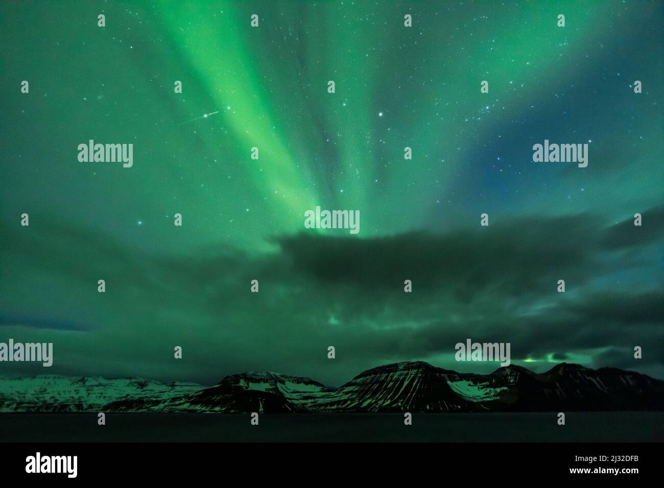Luces del norte, aurora boreal, Hornvik Bay, Westfjords, Europa Foto de stock