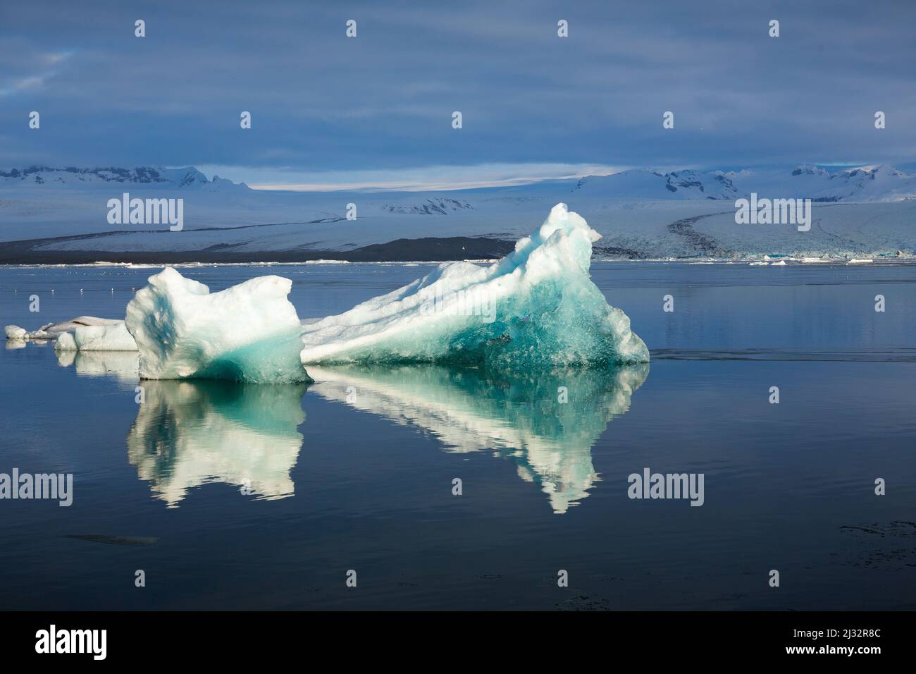 Iceberg en el lago glaciar Jokulsarlon, glaciar, cordillera Vatnajokull, Islandia, Europa Foto de stock
