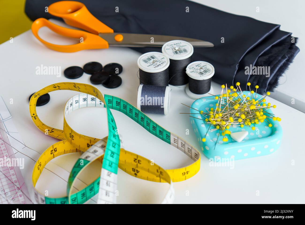 Artículos de costura y herramientas para costureras. Tijeras, cinta métrica,  roscas, reglas, alfileres, botones, tela Fotografía de stock - Alamy
