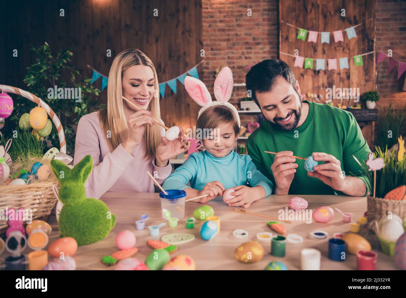 Foto de ti tranquila gente alegre sostener borla pintura huevos preparar festivo fin de semana casa en el interior Foto de stock