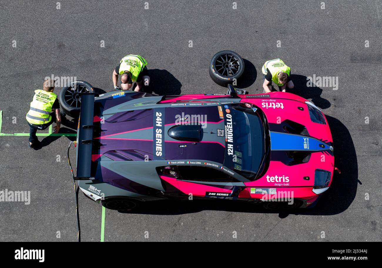Ligier gt coche de carreras de boxes parada con el equipo de la gente mecánica directamente sobre la vista. Mugello, Italia, marzo de 25 2022. Serie de 24 horas Foto de stock