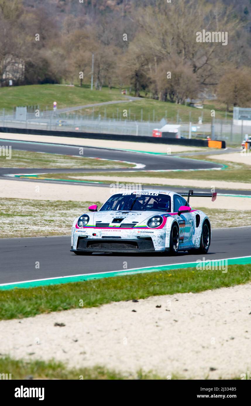 Velocidad de coches de carreras en circuito de asfalto Porsche 911 GT. Circuito de Mugello, Italia, marzo de 25 2022. Serie de 24 horas Foto de stock