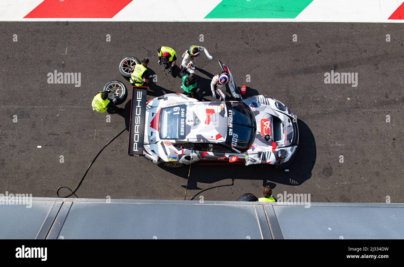Porsche 911 GT coche de carreras en la parada de boxes vista de alto ángulo. Mugello, Italia, marzo de 27 2022. Serie de 24 horas Foto de stock