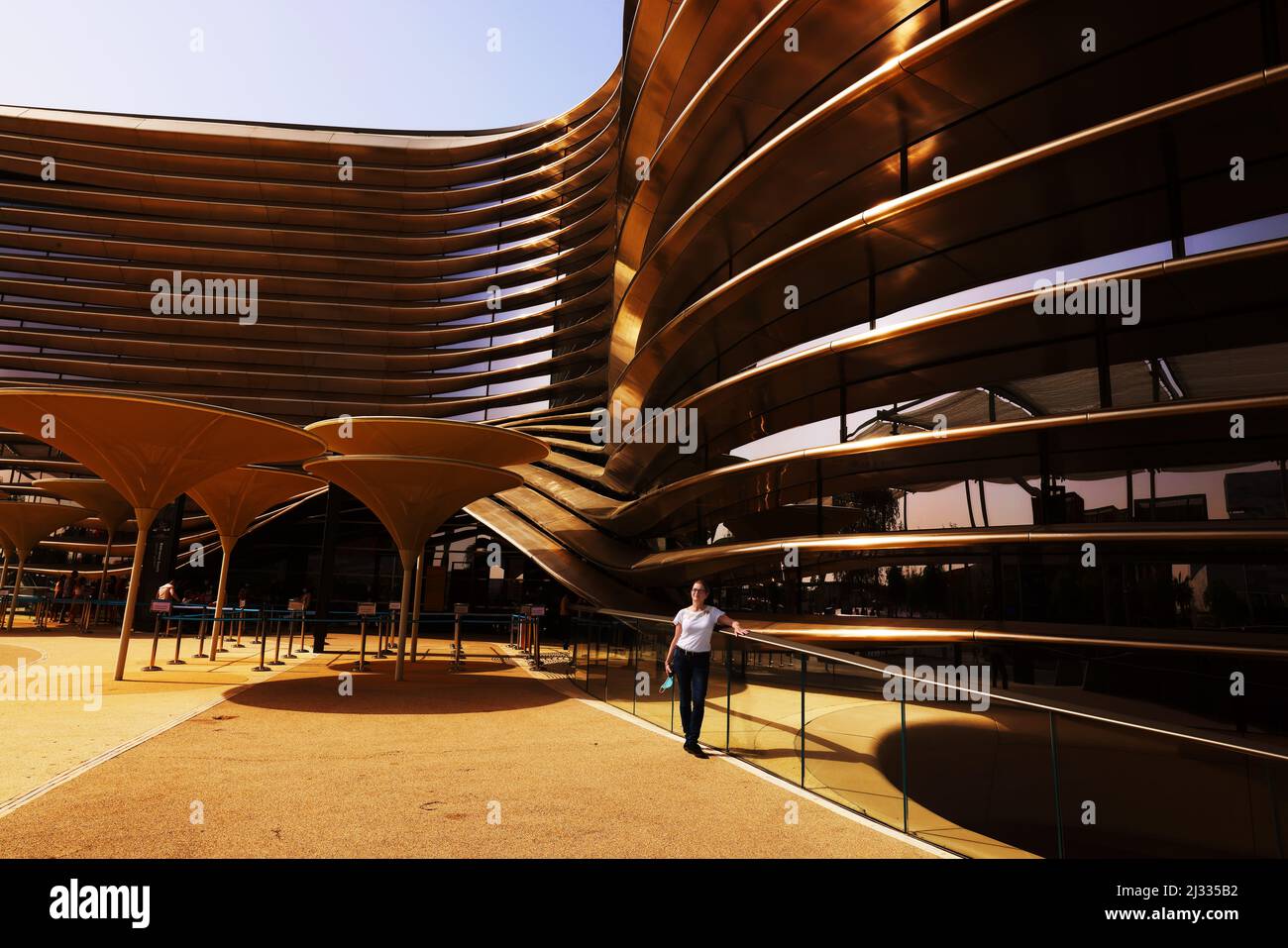 Dubai Expo, Moderne Architektur, Weltausstellung, Kunst, Modernes Design aus Metall, Eisen und Stahl im Mobility Pavillon Foto de stock