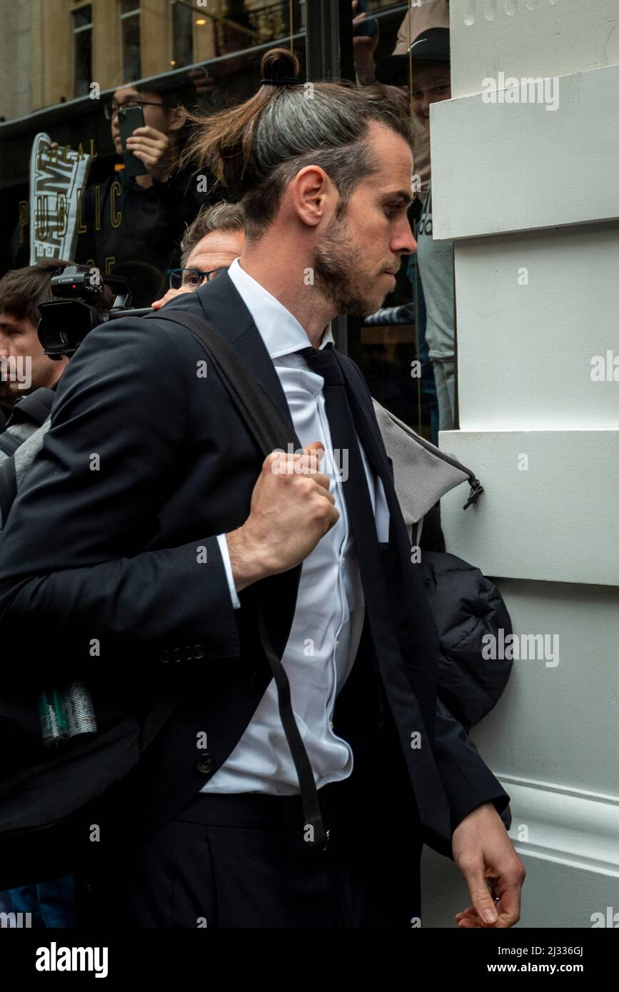 Londres, Reino Unido. 5 de abril de 2022. Gareth Bale y otros miembros del  equipo del Real Madrid llegan a su hotel en Westminster antes del partido  de cuarta final de la