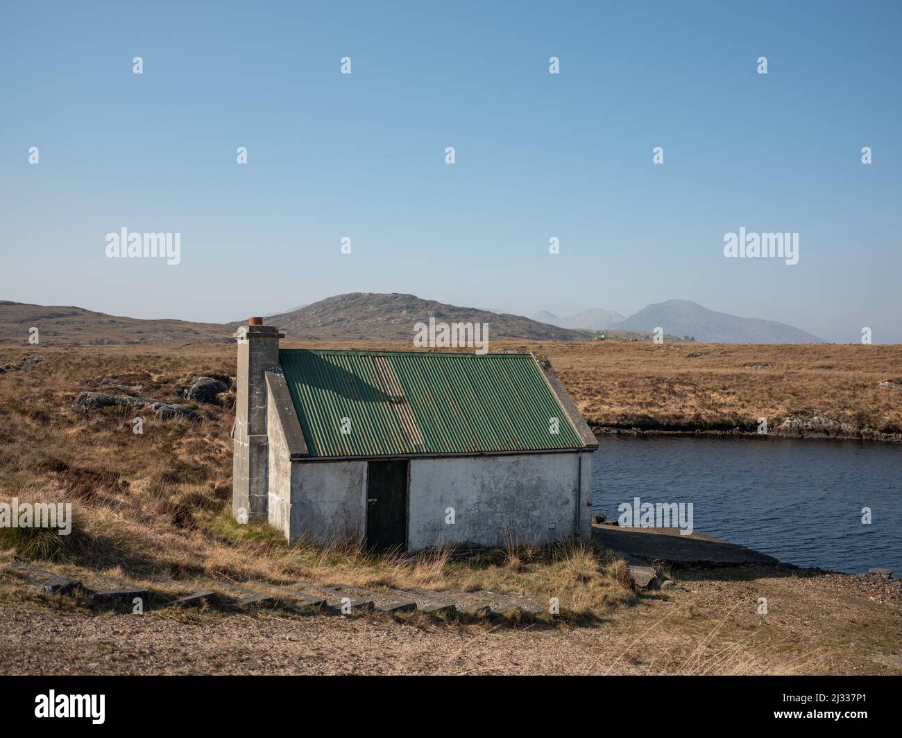 Una pequeña cabaña de pesca junto a un lago en Cashel, Connemara, Condado de Galway, Irlanda. Foto de stock