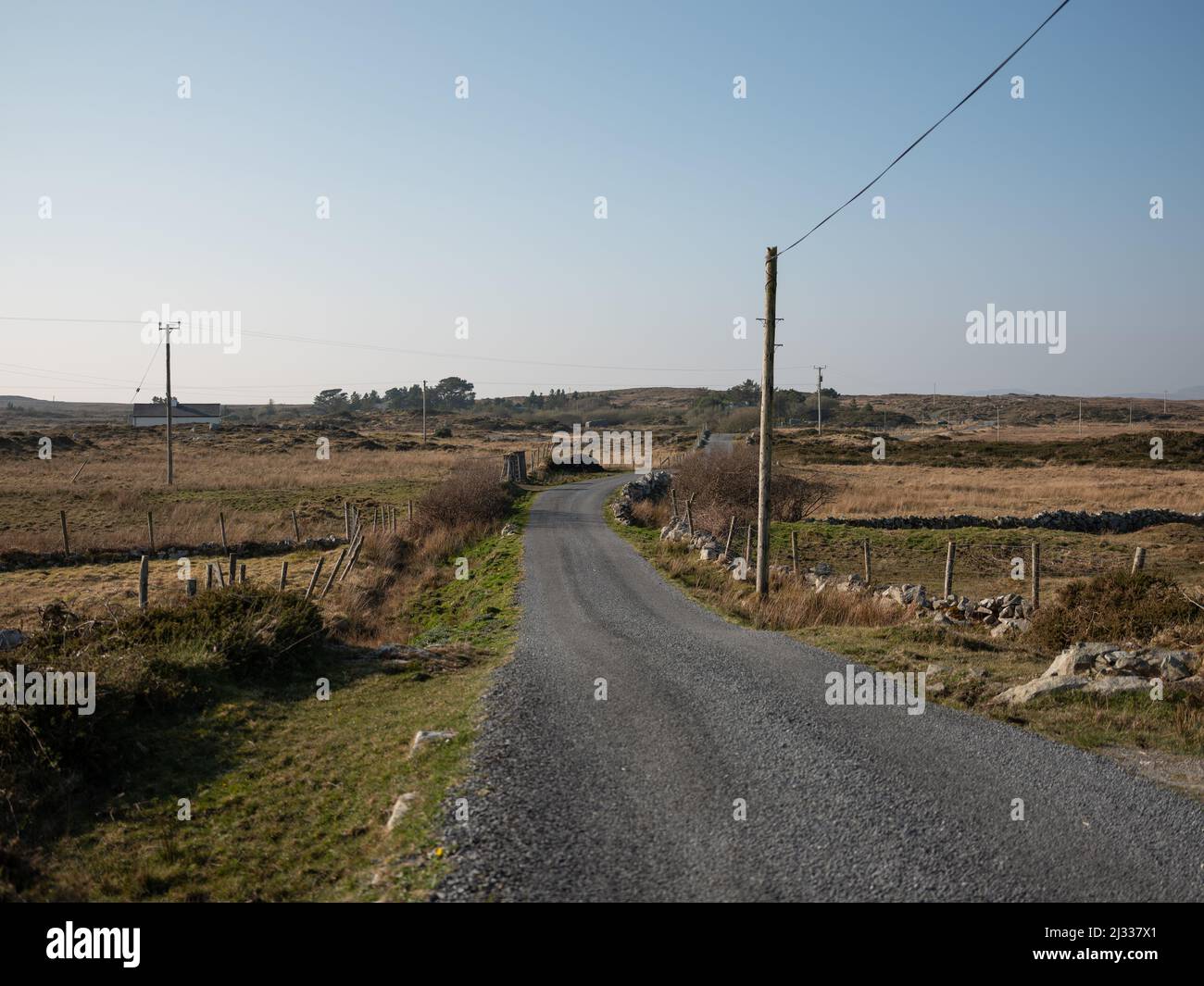 Una carretera en Connemara, Condado de Galway, Irlanda. Foto de stock