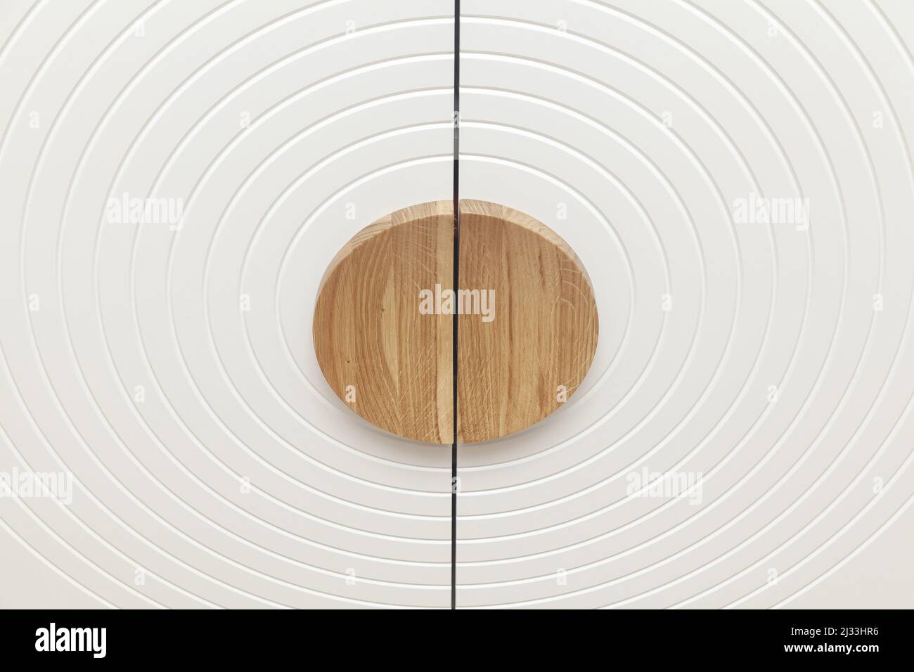 manijas circulares de madera en la puerta blanca, cerca Foto de stock