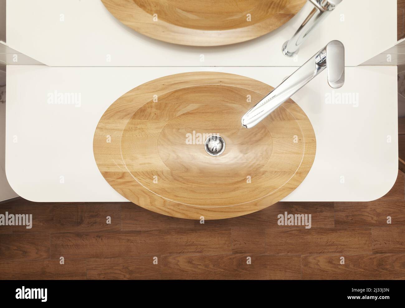 lavabo hecho de madera en el baño, cerca Foto de stock