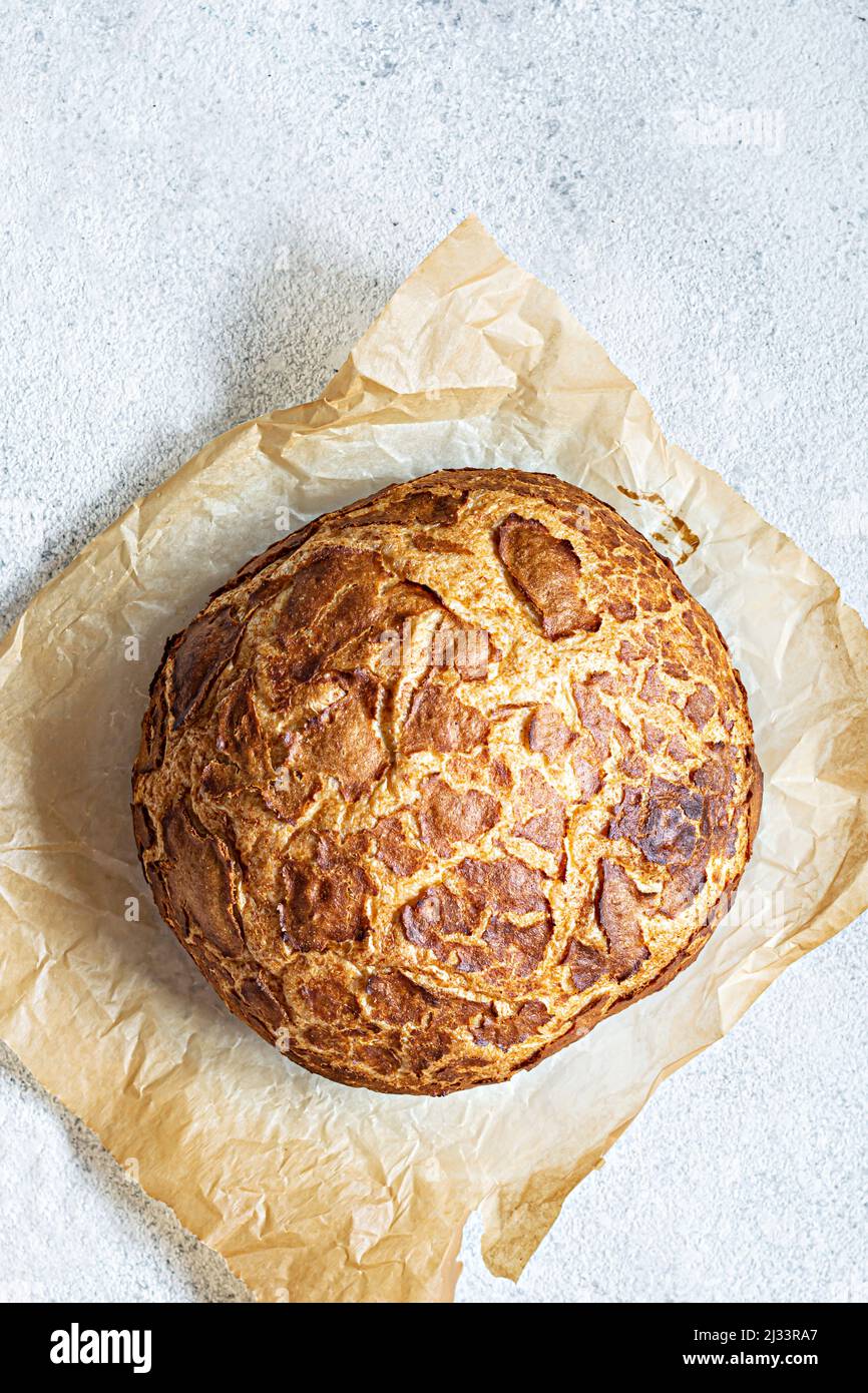 Pan de tigre crujiente fresco (holandés) con una deliciosa corteza y un  maravilloso sabor casero sobre un fondo claro. Producto de panadería con  grietas Fotografía de stock - Alamy