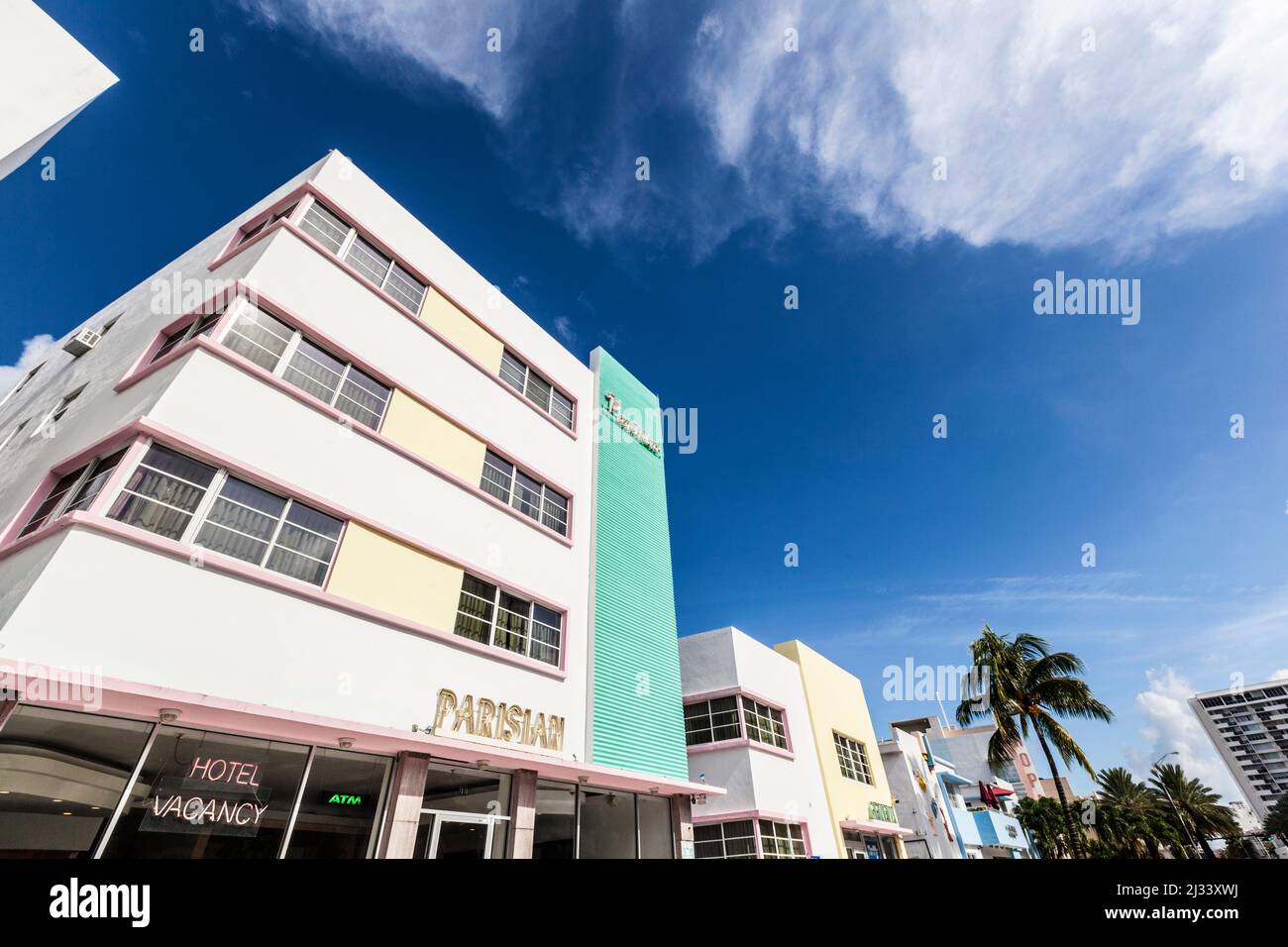 MIAMI, Estados Unidos - 5 DE AGOSTO de 2013: Fachada del hotel Parisian, un antiguo hotel art deco junto a Ocean Drive en el distrito Art Deco de Miami. Foto de stock