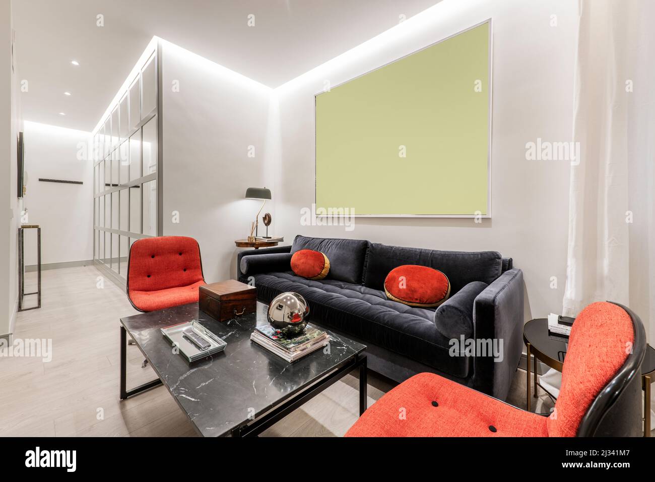 Sofa red cushions fotografías e imágenes de alta resolución - Alamy