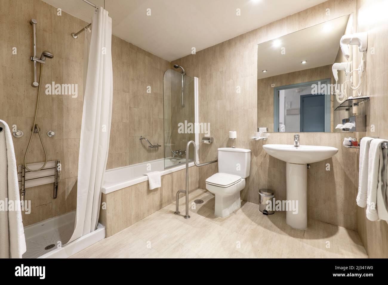 cuarto de baño con cabina de ducha, bañera separada, espejo sin marco,  paredes y suelo de mármol y accesorios para discapacitados Fotografía de  stock - Alamy