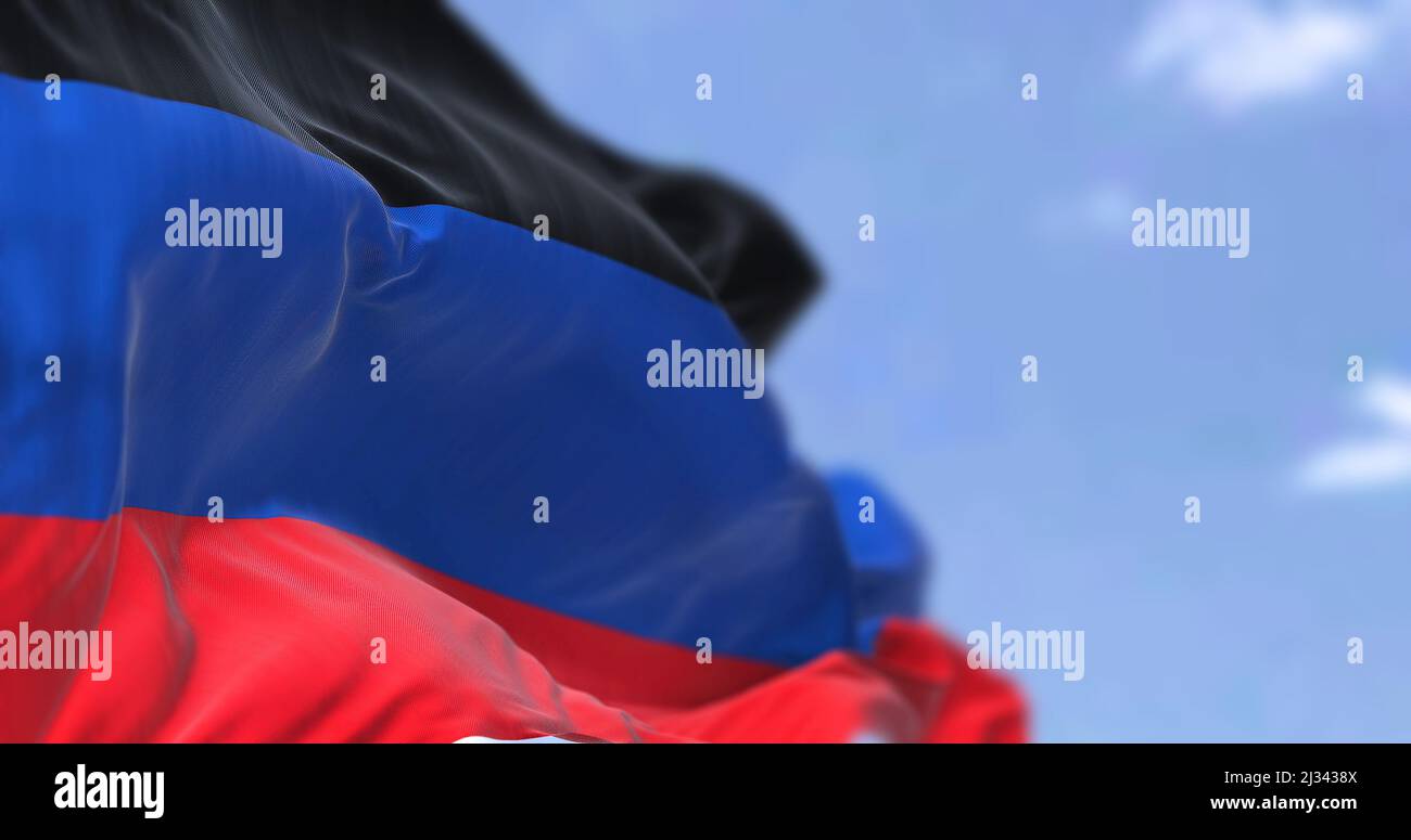 Detalle de la bandera nacional de la República Popular de Donetsk ondeando en el viento en un día claro. La República Popular de Donetsk es una ruptura autoproclamada Foto de stock