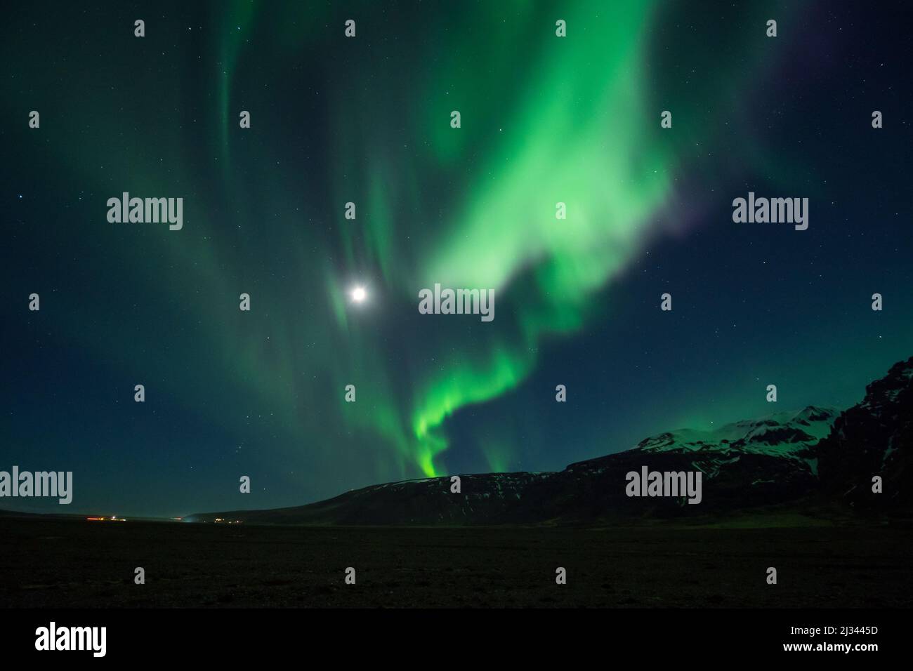 Luces del norte en la luna llena, aurora boreal, sur de Islandia, Europa Foto de stock