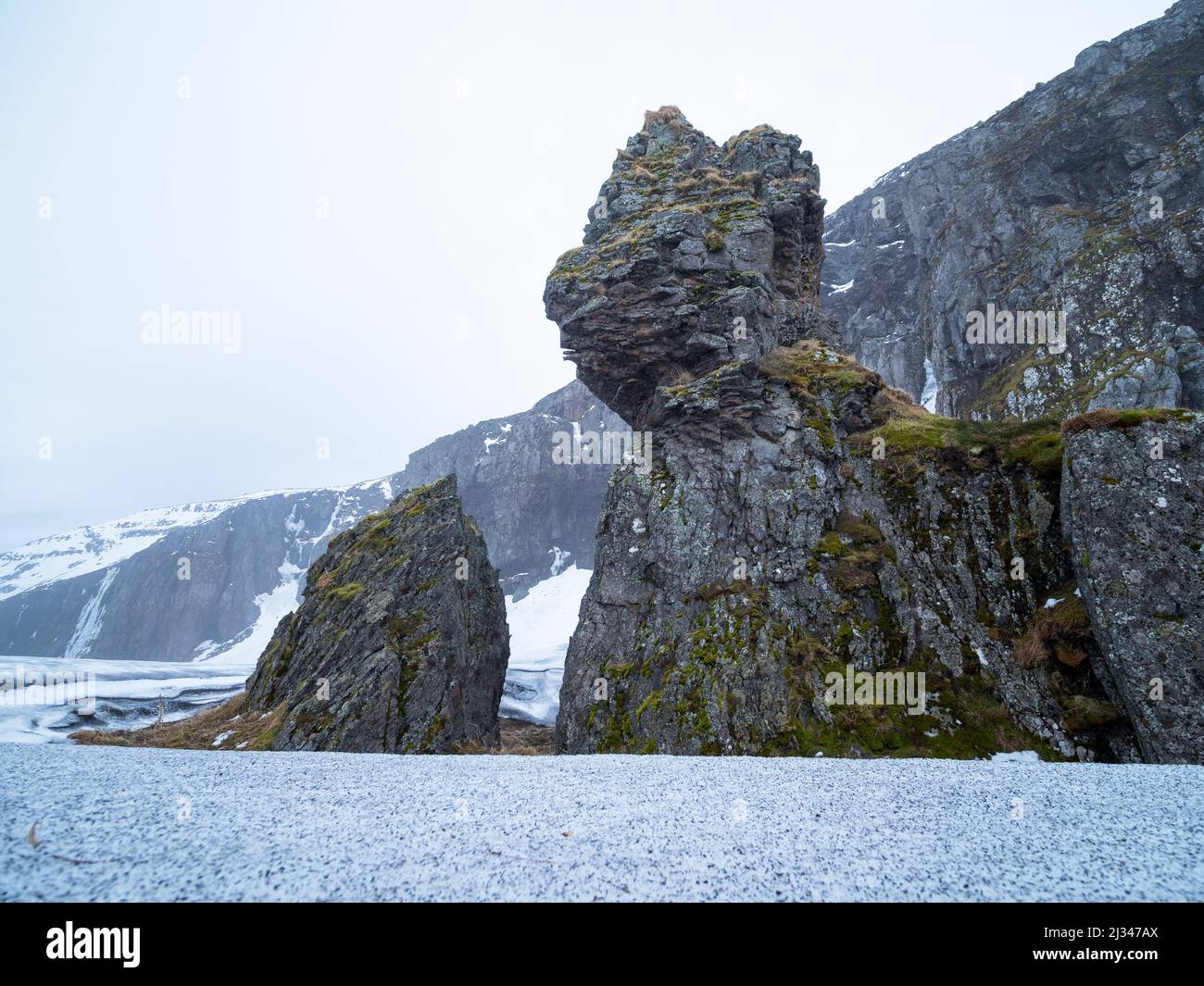 Acantilados en la bahía de Hornvik, formaciones rocosas, Reserva Natural de Hornstrandir, Islandia, Europa Foto de stock