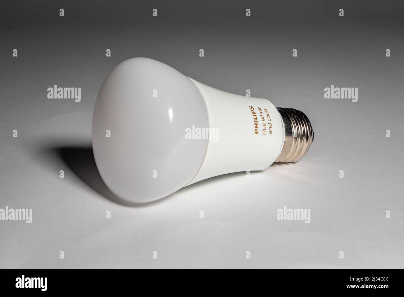 Bombilla para hogar inteligente RGB en color y blanco hue de Philips. LED con toma de E27 lámparas. Producto de Internet de las cosas (IoT) para controlar la luz con un dispositivo. Foto de stock