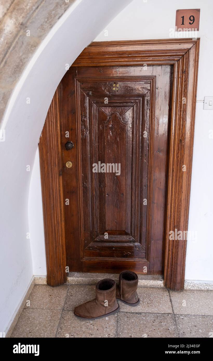 Un par de botas fuera de una puerta en el monasterio de Kykkos, República de Chipre Foto de stock