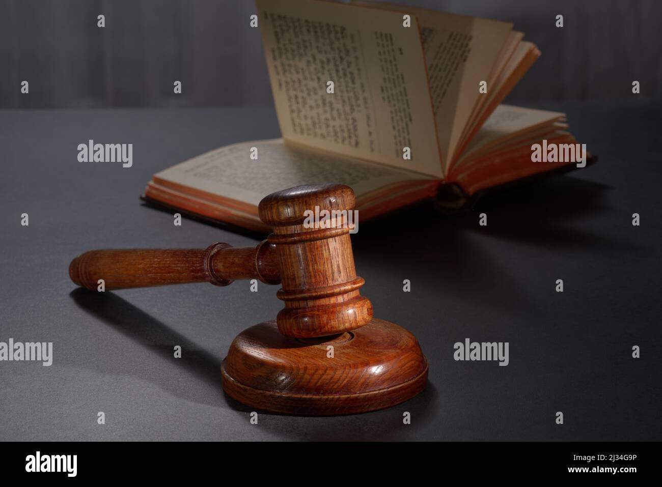 Libro de abogados con un gavel de madera de los jueces sobre la mesa en un courtron Foto de stock