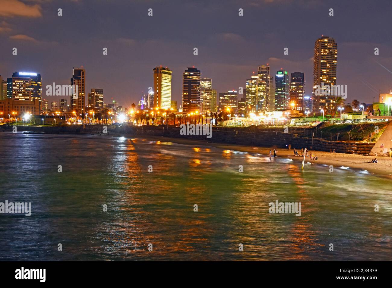 Tel Aviv, el horizonte urbano de noche, Israel Foto de stock