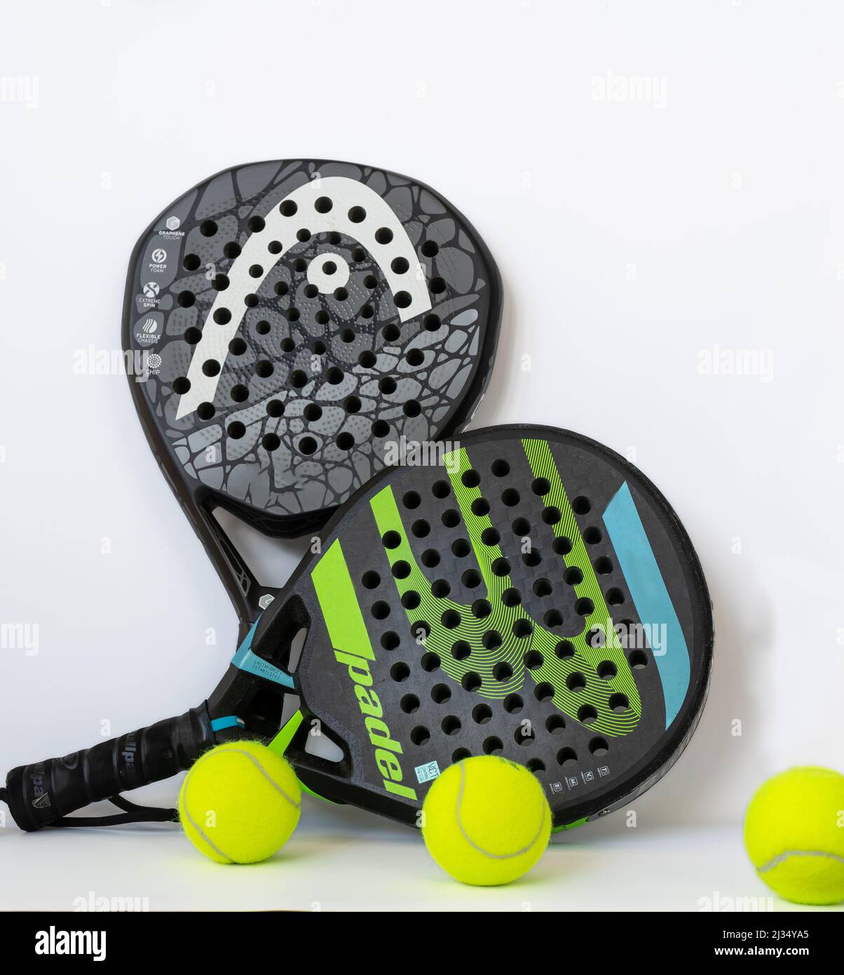 racket de pádel y pelotas de tenis, juego de padel Foto de stock