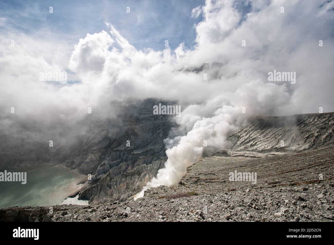 Nubes y fumarolas en el volcán Ijen, Isla Java, Indonesia Foto de stock
