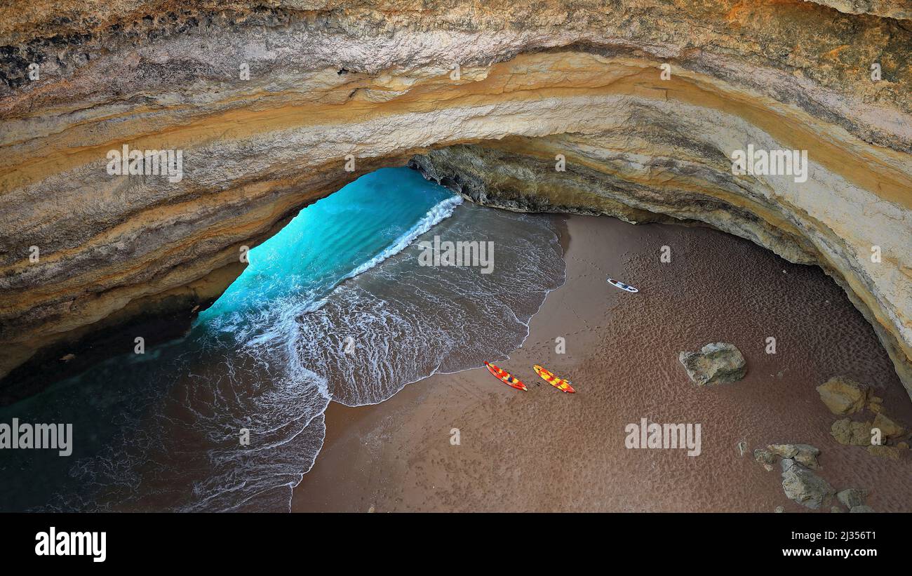 Algar de Benagil Sea Cave-kayaks descansando en la arena. Algarve-PORTUGAL-186 Foto de stock