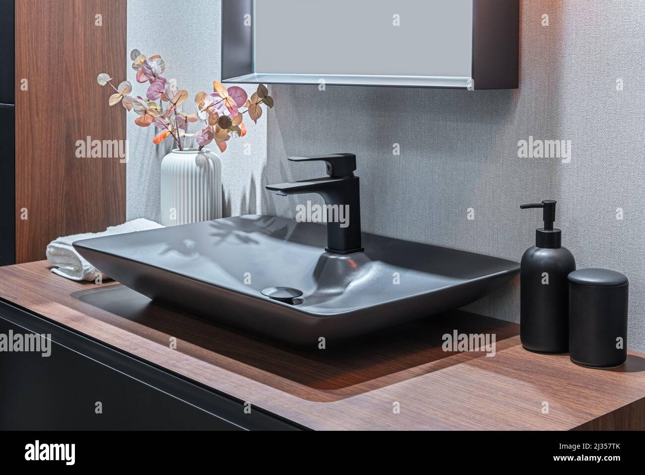 Un Lavabo De Cocina Con Grifo Negro Y Lavabo De Granja. Imagen de archivo -  Imagen de muebles, elegante: 265923943