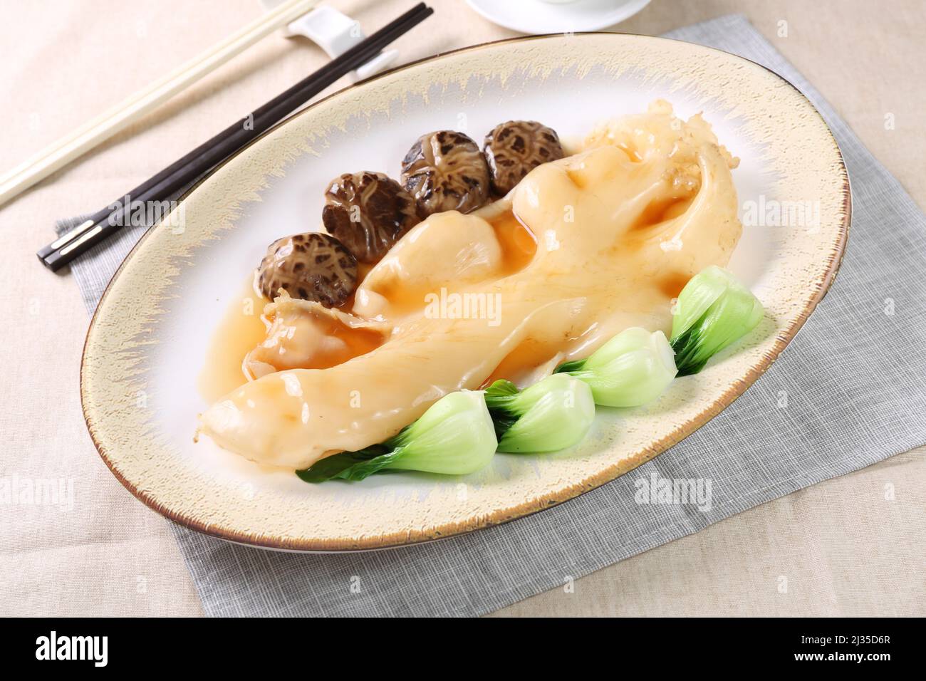 Diez Head Fish Maw Grill en un plato aislado sobre fondo gris vista lateral de la comida de Hong kong Foto de stock