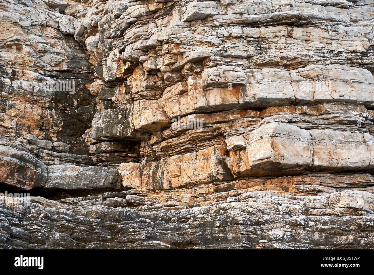 Textura de piedras de montaña afiladas en un acantilado empinado. Patrones y fondos de animales salvajes Foto de stock