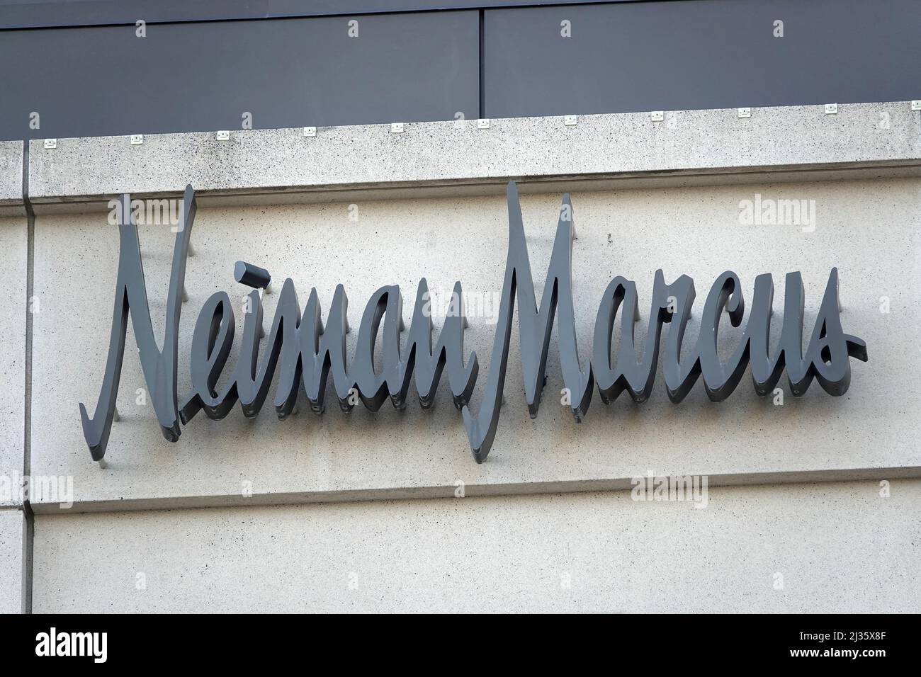 Logotipo de Neiman Marcus en la tienda de Bellevue, WA, EE.UU.; septiembre de 2021 Foto de stock