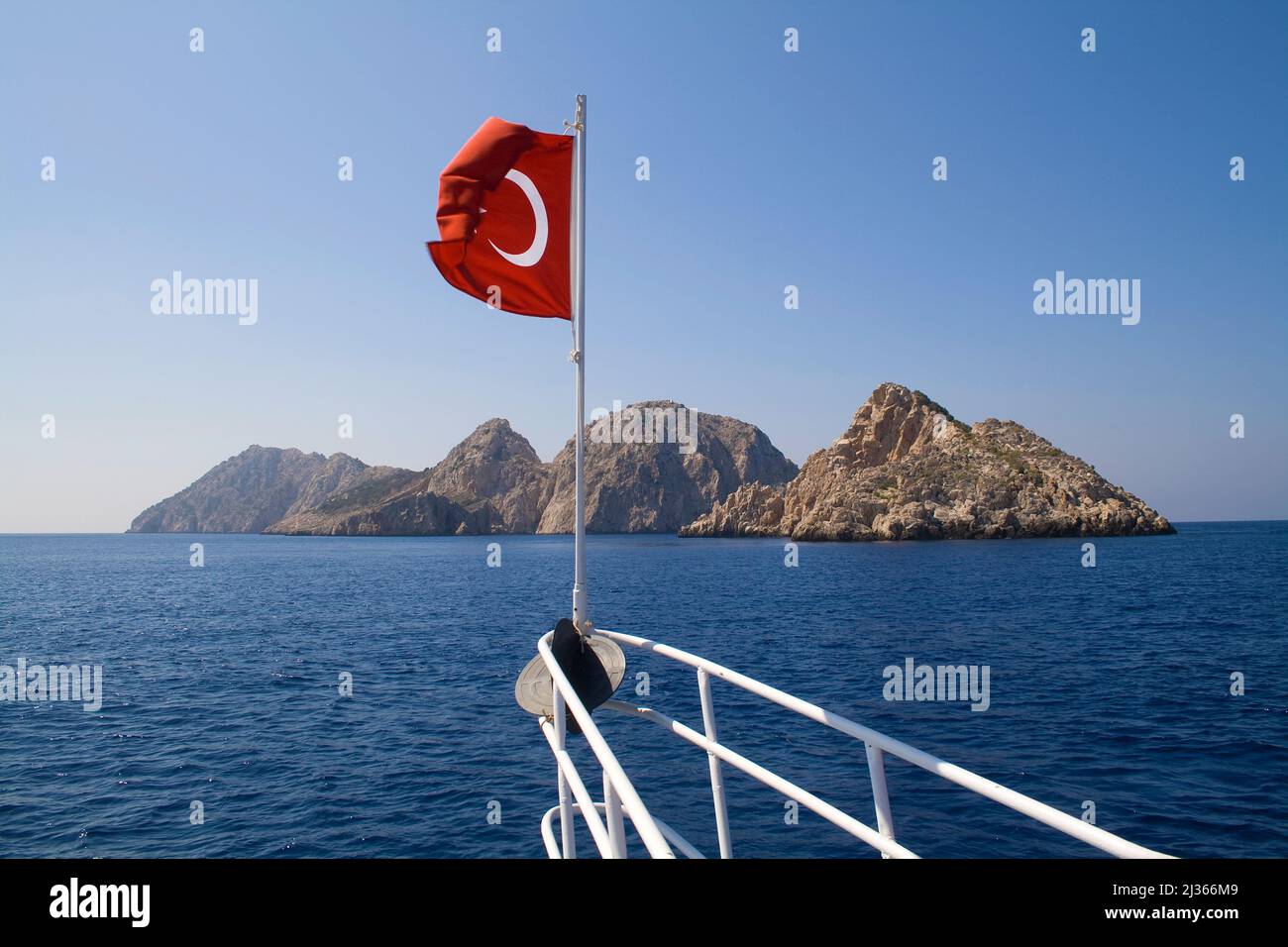 Barco en cinco islas, lugar de buceo en el Cabo de Gelidonya, Adrasan, Lykia, Turquía, Mar Mediterráneo Foto de stock