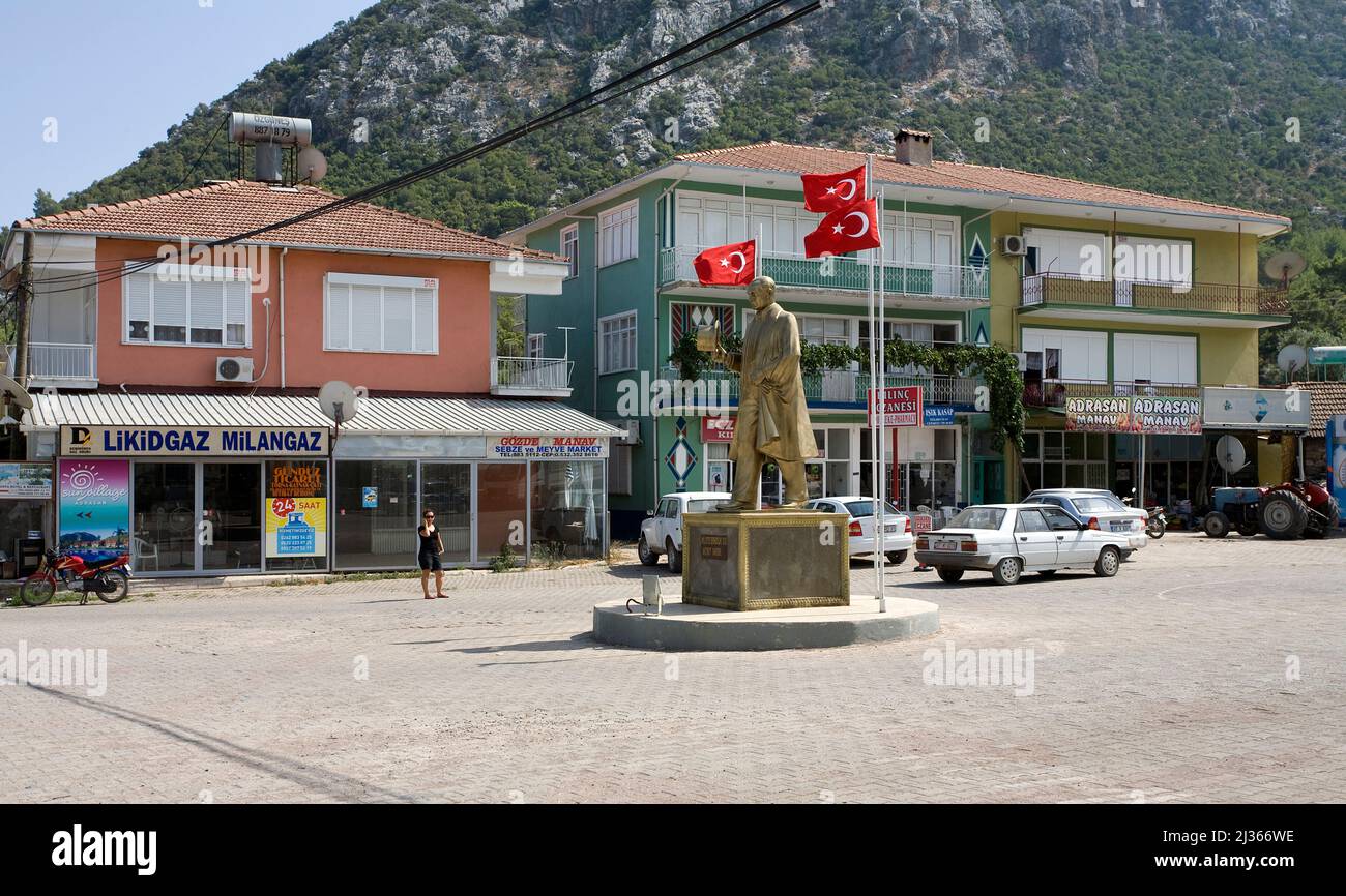 Monumento de Mustafa Kemal Atatuerk, mercado de Adrasan, Lycia, Turquía, Mar Mediterráneo Foto de stock