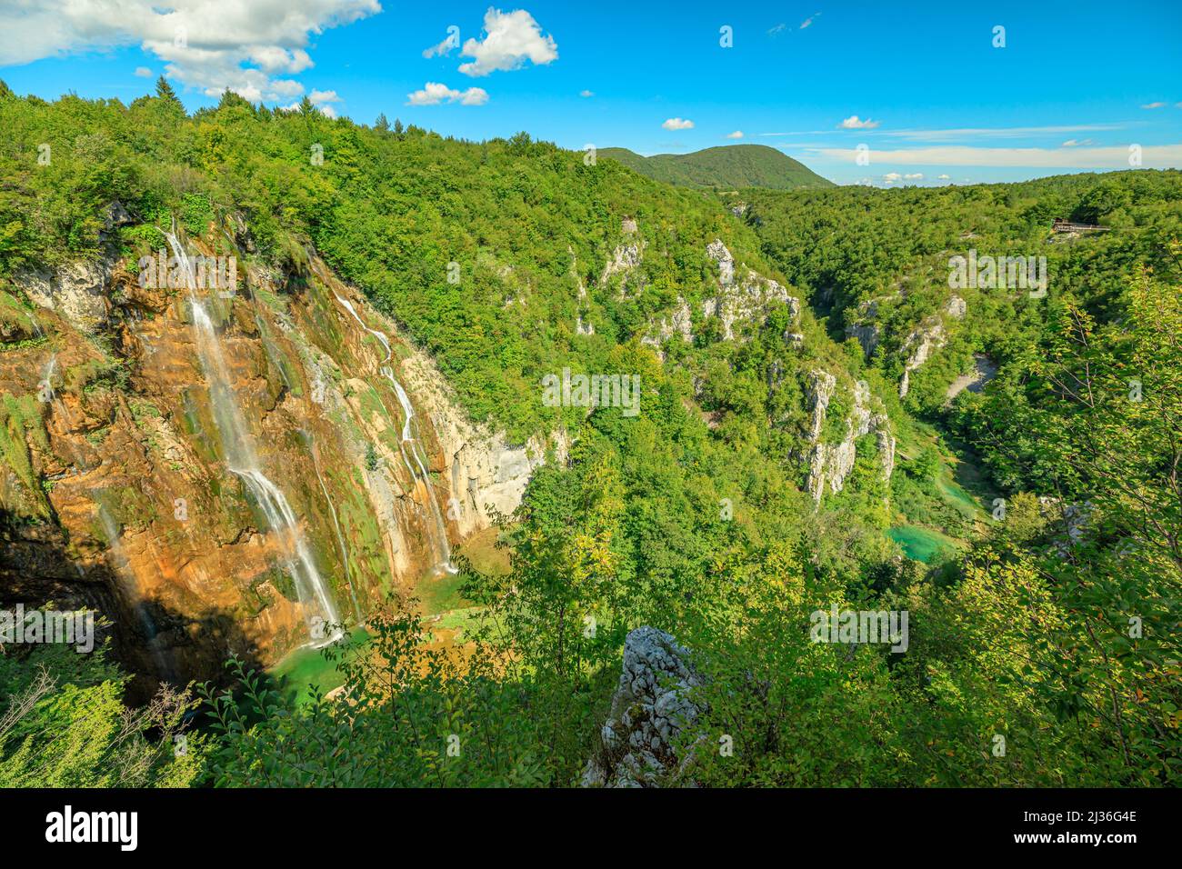 Vista aérea de la cascada Veliki Slap del Parque Nacional de los Lagos de Plitvice, en Croacia, en la región de Lika. Declarado Patrimonio de la Humanidad por la UNESCO de Croacia Foto de stock