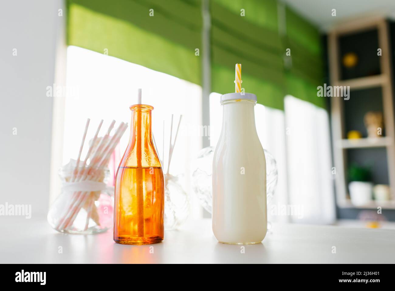 Botellas de vidrio multicolor con tubos en el bar de la fiesta Foto de stock