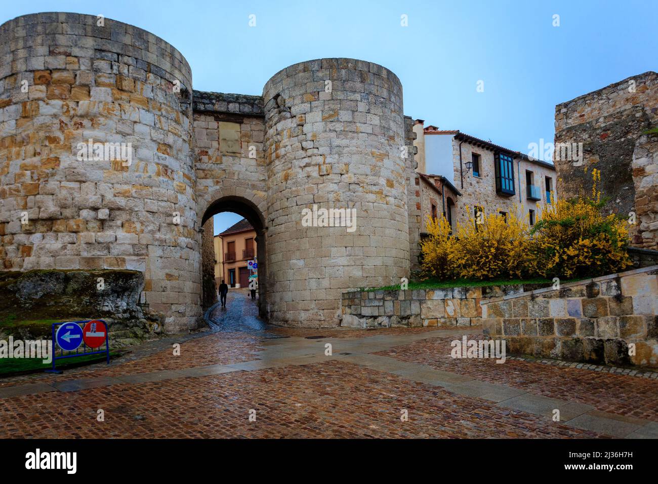La Puerta de Doña Urraca es una de las puertas de la muralla de Zamora. Ha sido catalogado como Sitio de Interés Cultural. Foto de stock
