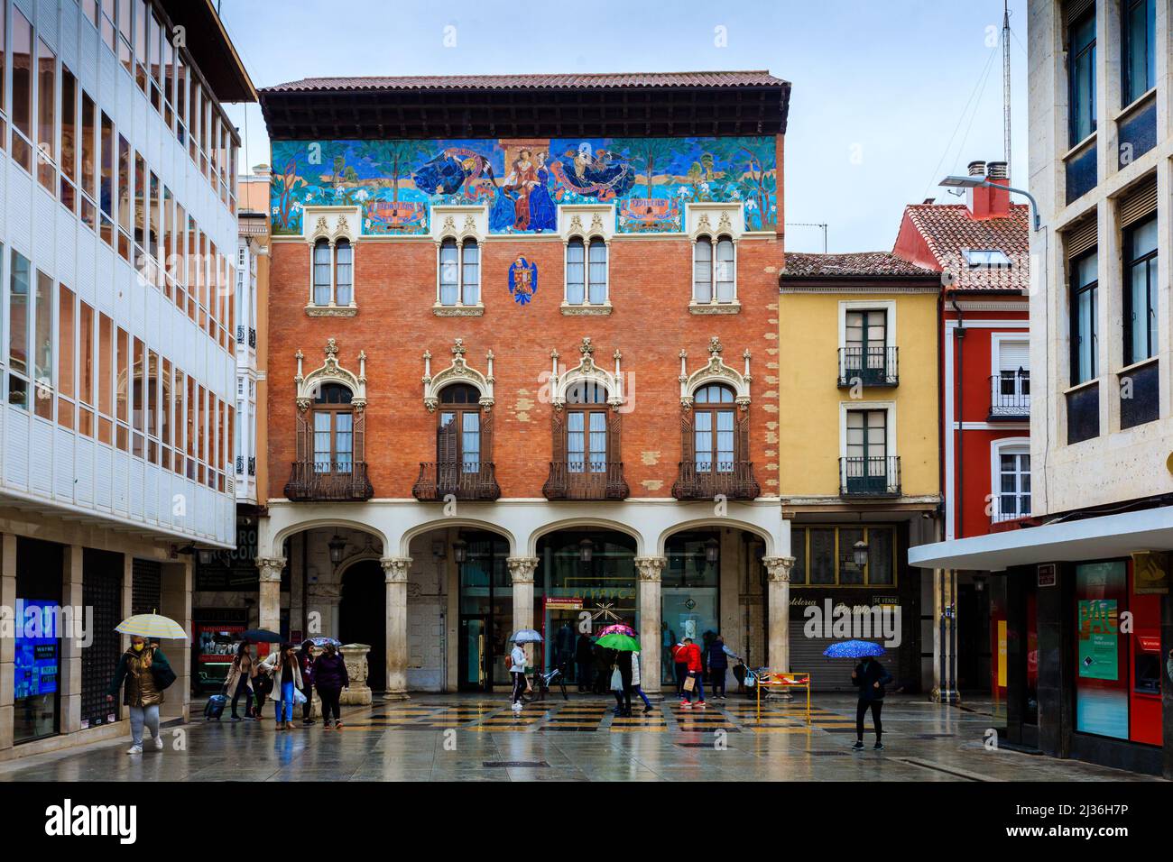 El Colegio Villandrando, un edificio modernista, está decorado con coloridas cerámicas. Ha sido catalogado como Sitio de Interés Cultural. Palencia, España. Foto de stock