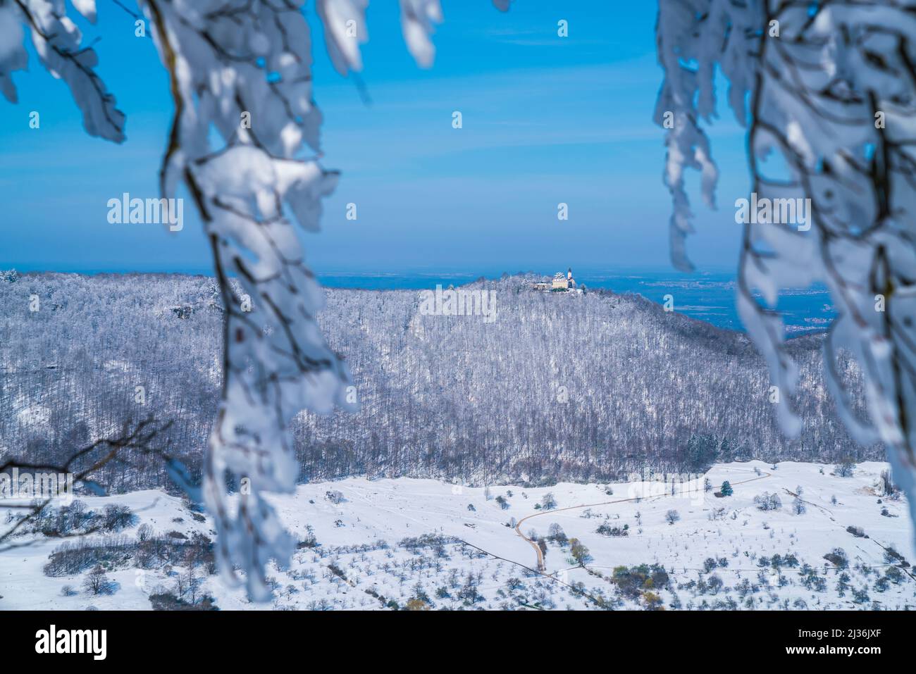 Alemania, ruinas del antiguo castillo teck en la montaña de swabian alb techkberg cubierto con nieve blanca en invierno paisaje de la naturaleza de las maravillas en un helado de hielo Foto de stock