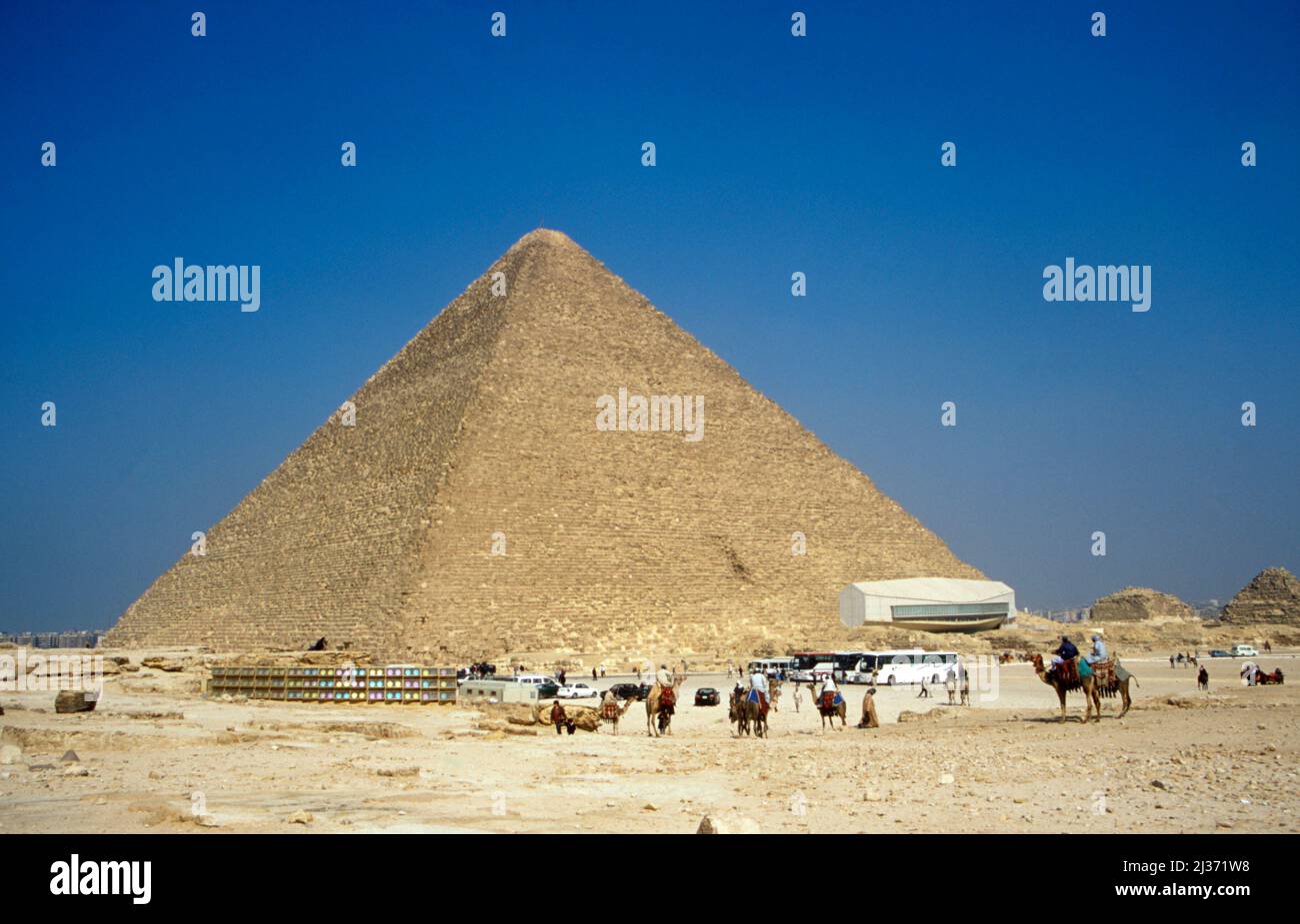 La Gran Pirámide de Cheops y el Museo del Barco Solar Giza El Cairo Egipto Foto de stock