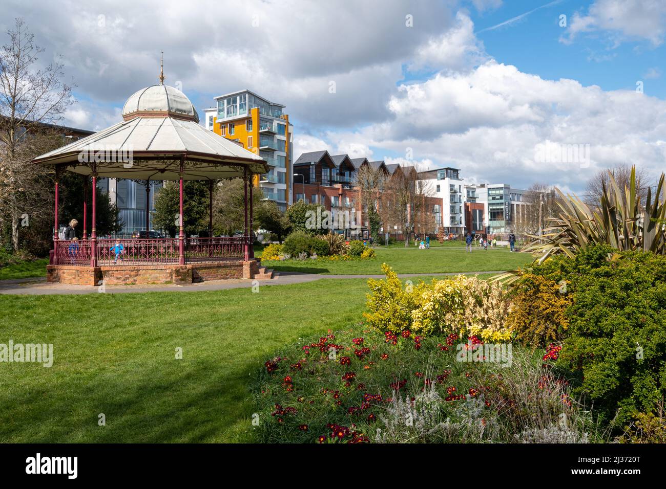 Victoria Park en la ciudad de Newbury con el bandstand y los lechos de flores en primavera, Berkshire, Inglaterra, Reino Unido Foto de stock