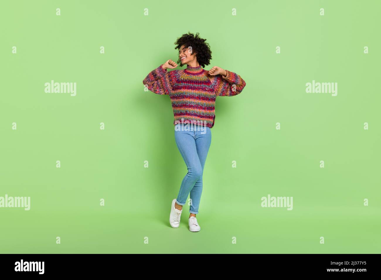 Foto completa de volumen dulce milenario peluquero dama ropa de baile  suéter jeans calzado aislado sobre fondo verde Fotografía de stock - Alamy
