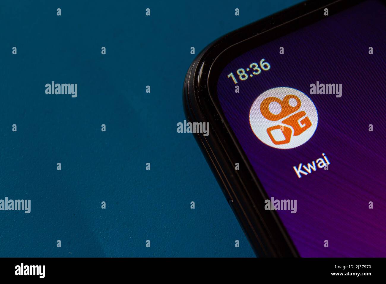 Icono de la aplicación móvil Kwai en la pantalla del smartphone. Popular aplicación de redes sociales Kwai. Afyonkarahisar, Turquía - 5 de abril de 2022. Foto de stock