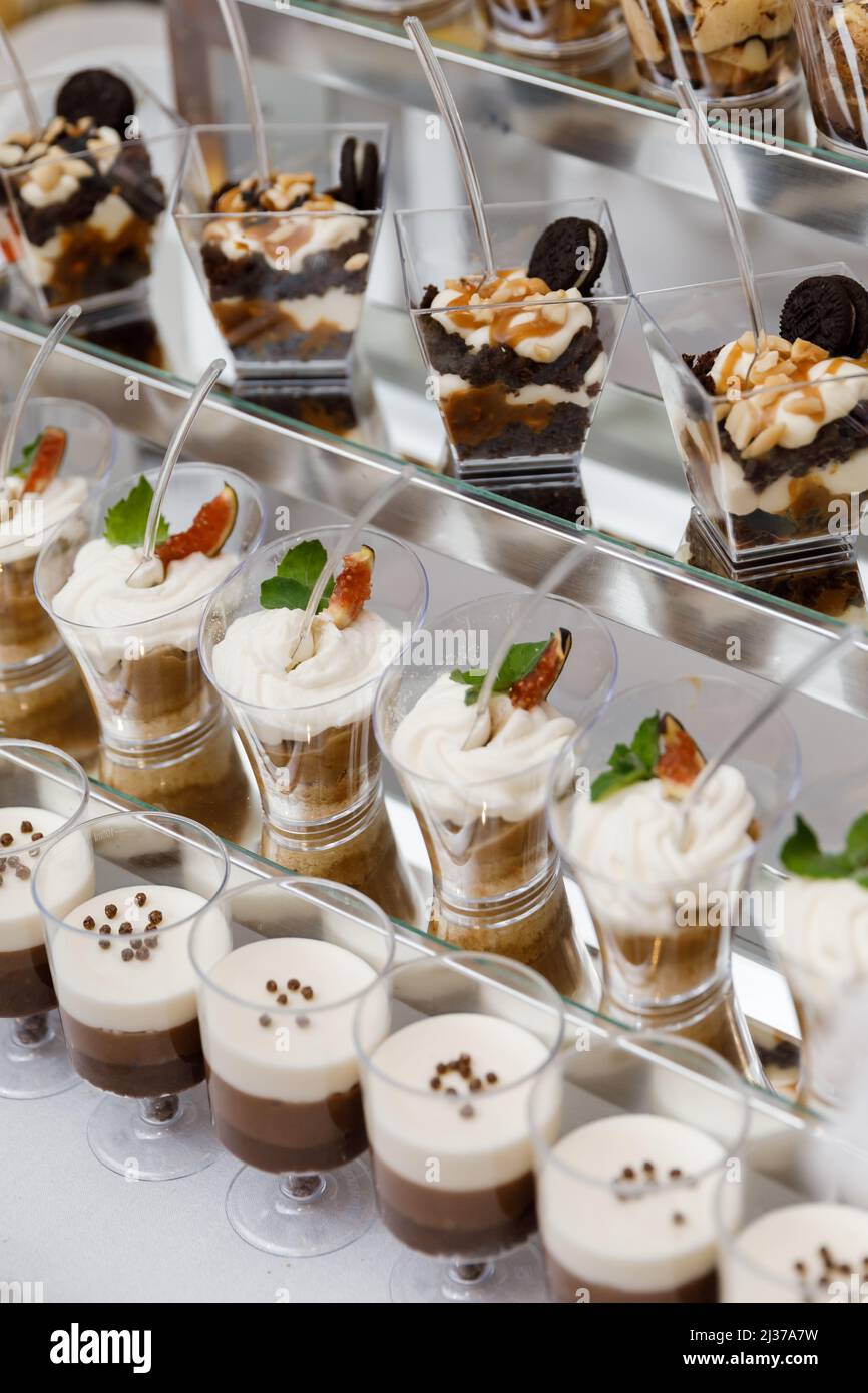 Variado buffet de bodas dulces. Evento festivo. Organización de banquetes y  bodas Fotografía de stock - Alamy