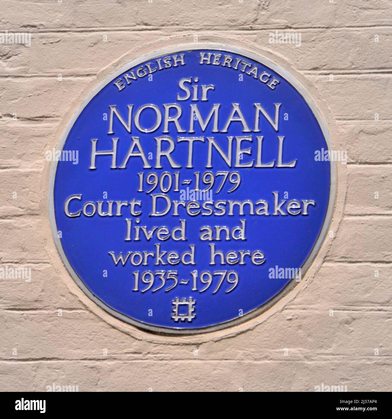 Patrimonio Inglés historico azul pared placa Sir Norman Hartnell Corte Dressmaker vivió y trabajó aquí en Mayfair desde 1935 - 1979 Londres Inglaterra Reino Unido Foto de stock