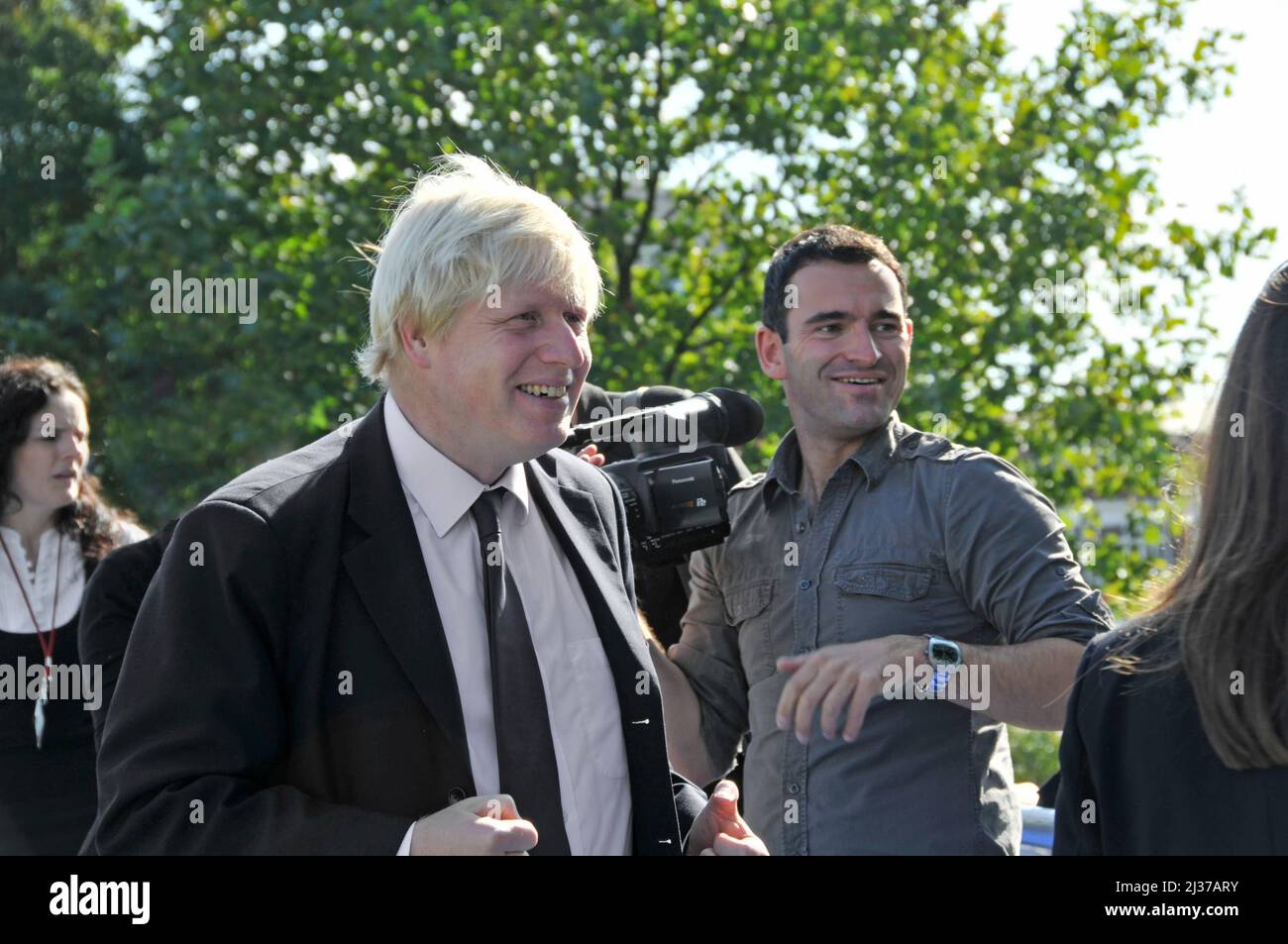 Boris Johnson como alcalde de Londres en la entrevista de prensa de la TV con el hombre de la cámara fuera del ayuntamiento antes de ser primer ministro británico conservador Inglaterra Reino Unido Foto de stock