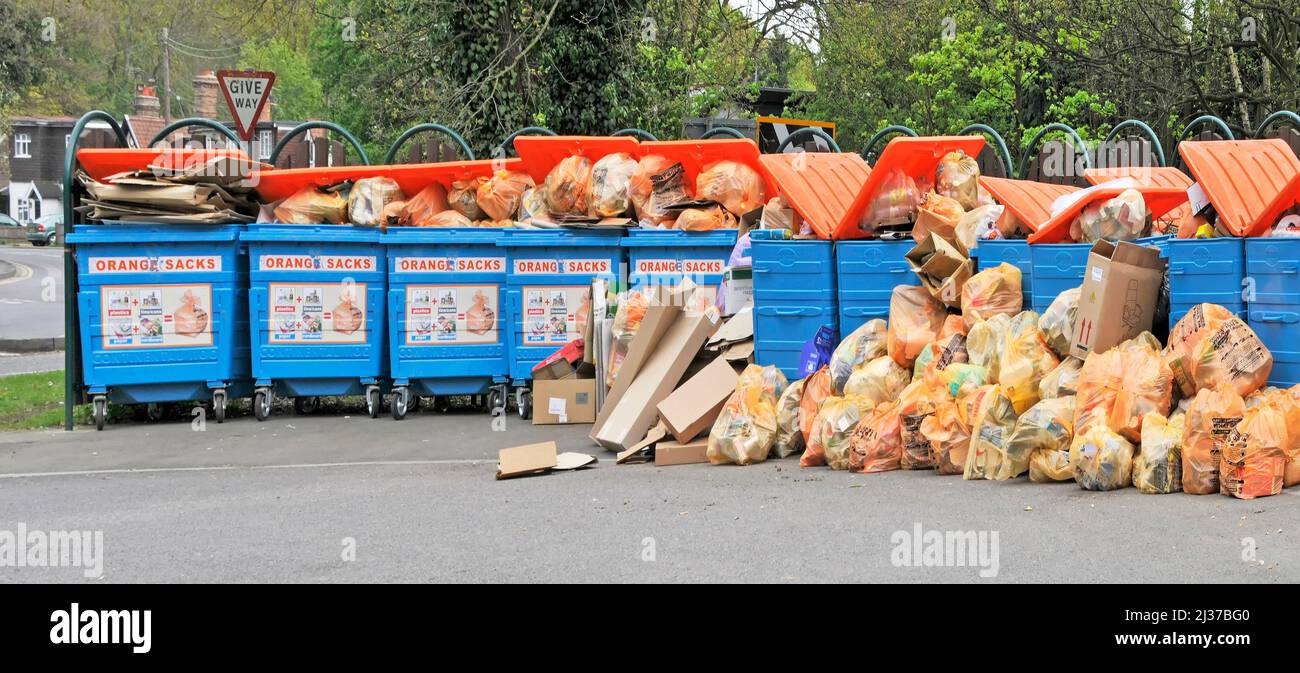 La basura pública del consejo local y el reciclaje dejan caer los depósitos que desbordan del layby donde los recursos de la gerencia de residuos no pudieron mantener al día con la demanda Inglaterra Reino Unido Foto de stock