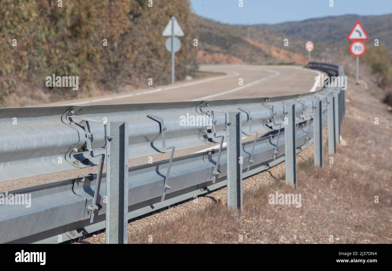 Barra de absorción de impactos cubierta con postes Guardrails. Vistas a la carretera. Concepto de seguridad para conductores. Foto de stock