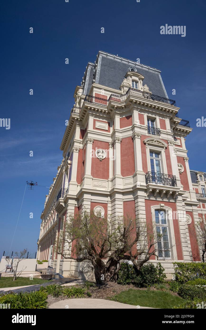 Limpieza de la fachada del Hôtel du Palais en Biarritz con un drone (Pirineos Atlántico - Francia). Foto de stock