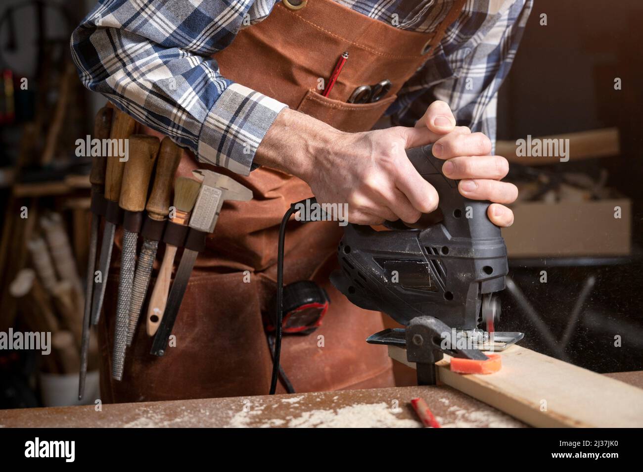 Cortador de madera eléctrico fotografías e imágenes de alta resolución -  Alamy