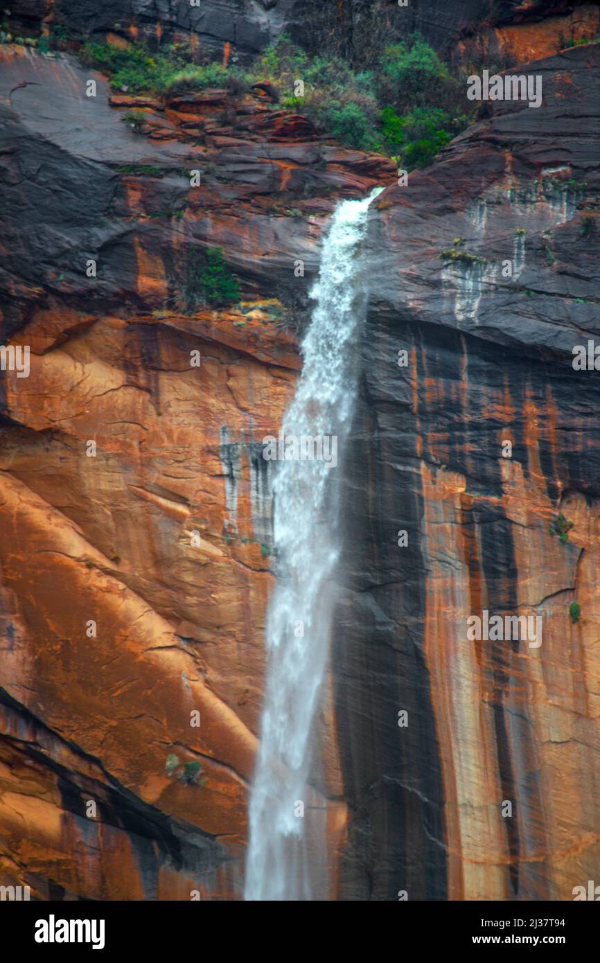 Las lluvias estacionales producen cascadas efímeras en el Parque Nacional Zion, Utah. Foto de stock